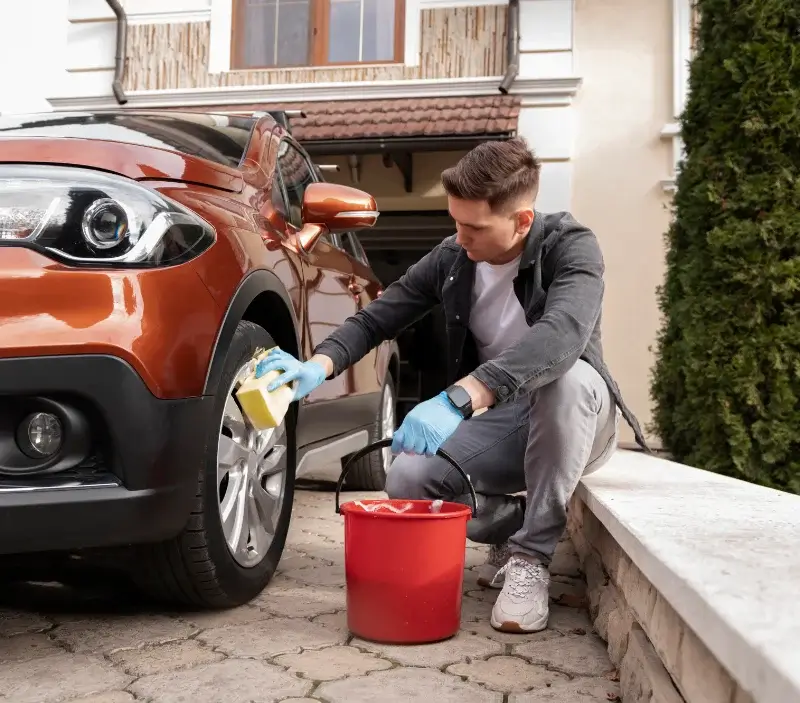 Lavage auto à domicile Belvédère-Campomoro : professionnel intervenant sur un véhicule